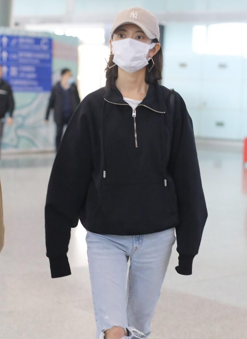 陈钰琪现身机场身着黑色卫衣休闲随性楚楚动人