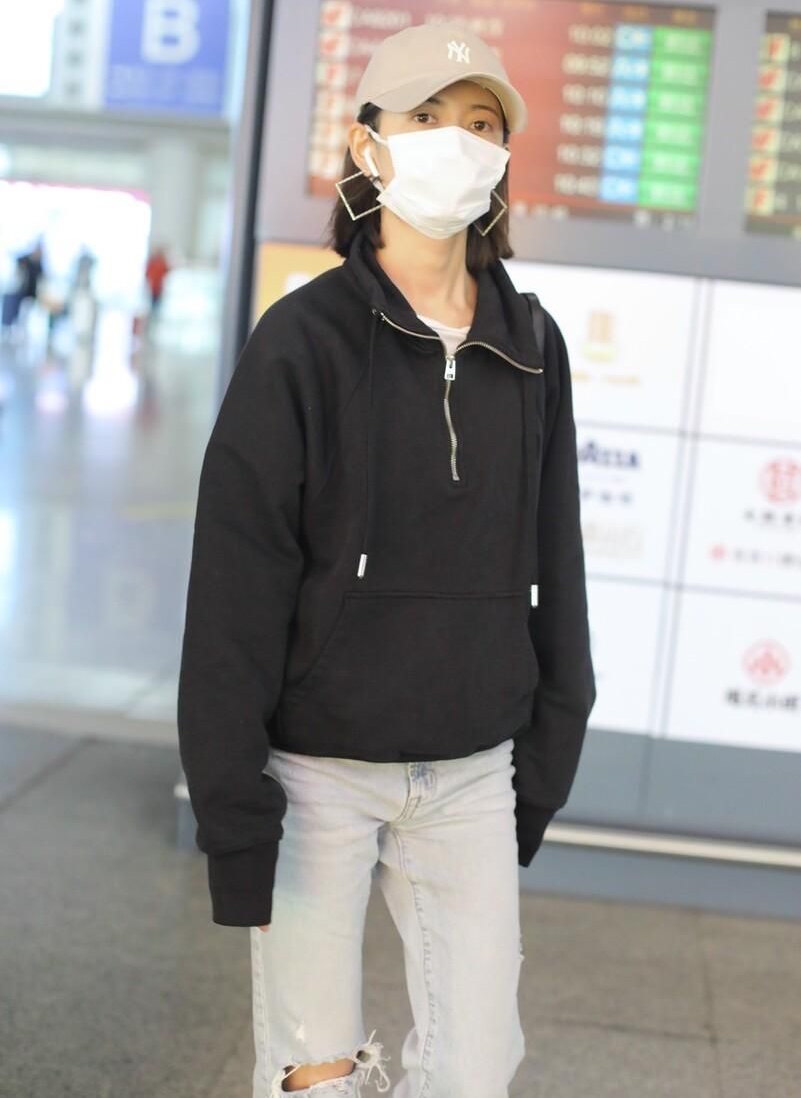 陈钰琪现身机场身着黑色卫衣休闲随性楚楚动人