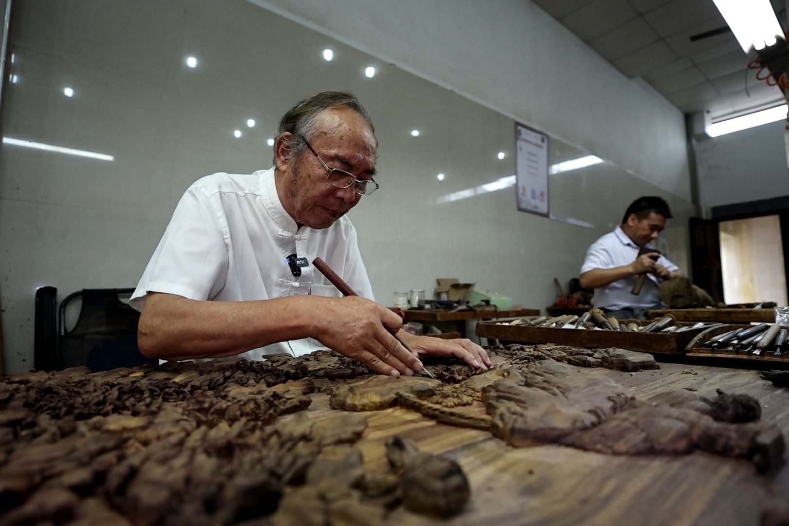 臻匠红木家具制作工艺流程 看完这个你就知道了|冯文土|选材|通雕|刮刀|松紧_新浪新闻