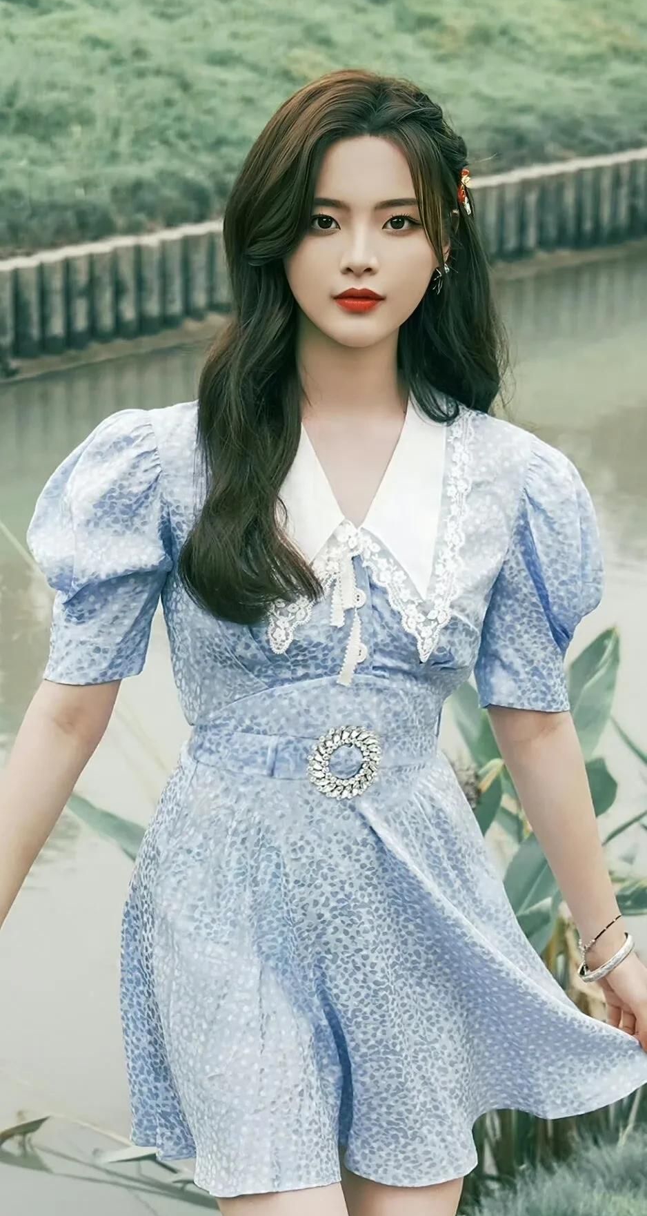 宝藏女孩杨超越高清淡雅时尚写真娇俏可人