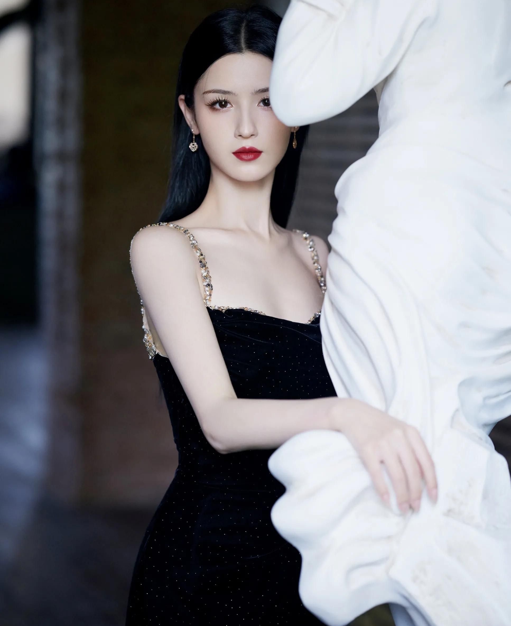 哈尼克孜穿黑色裙子,娇艳如花,时尚魅力!_高清图集_新浪网