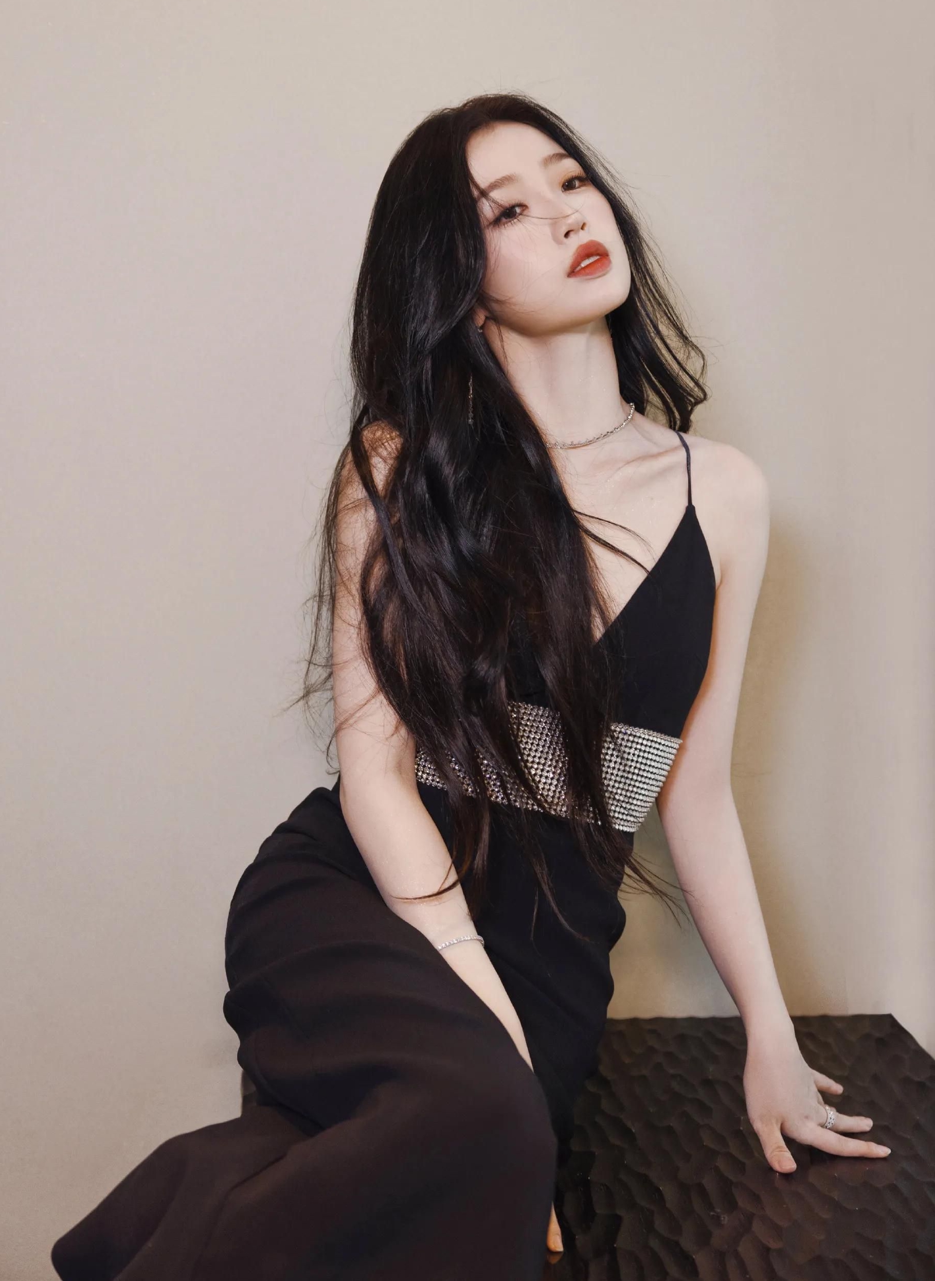 虞书欣穿黑色深v吊带裙勾勒曼妙身姿,美艳撩人,楚楚动人!__财经头条