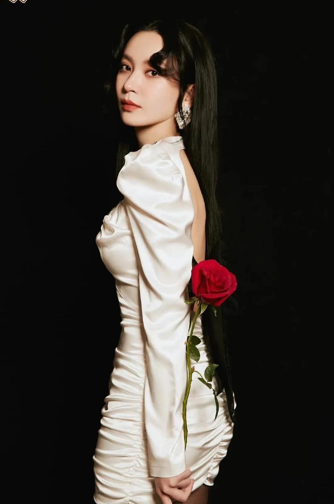施诗高清淡雅时尚写真,楚楚动人!_高清图集_新浪网