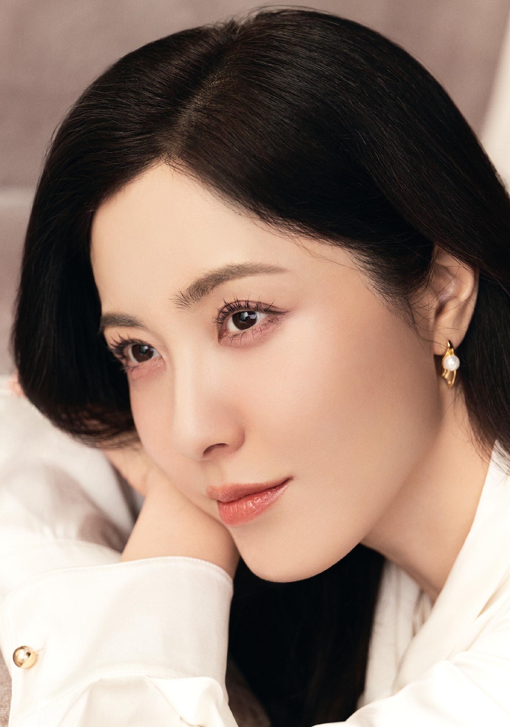 曾黎白色套装优雅时尚写真灵动优雅明艳动人