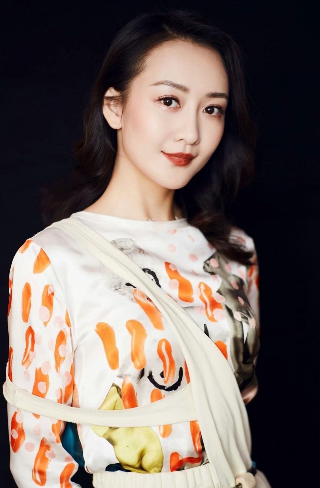 王鸥高清俏丽美照,楚楚动人!__财经头条