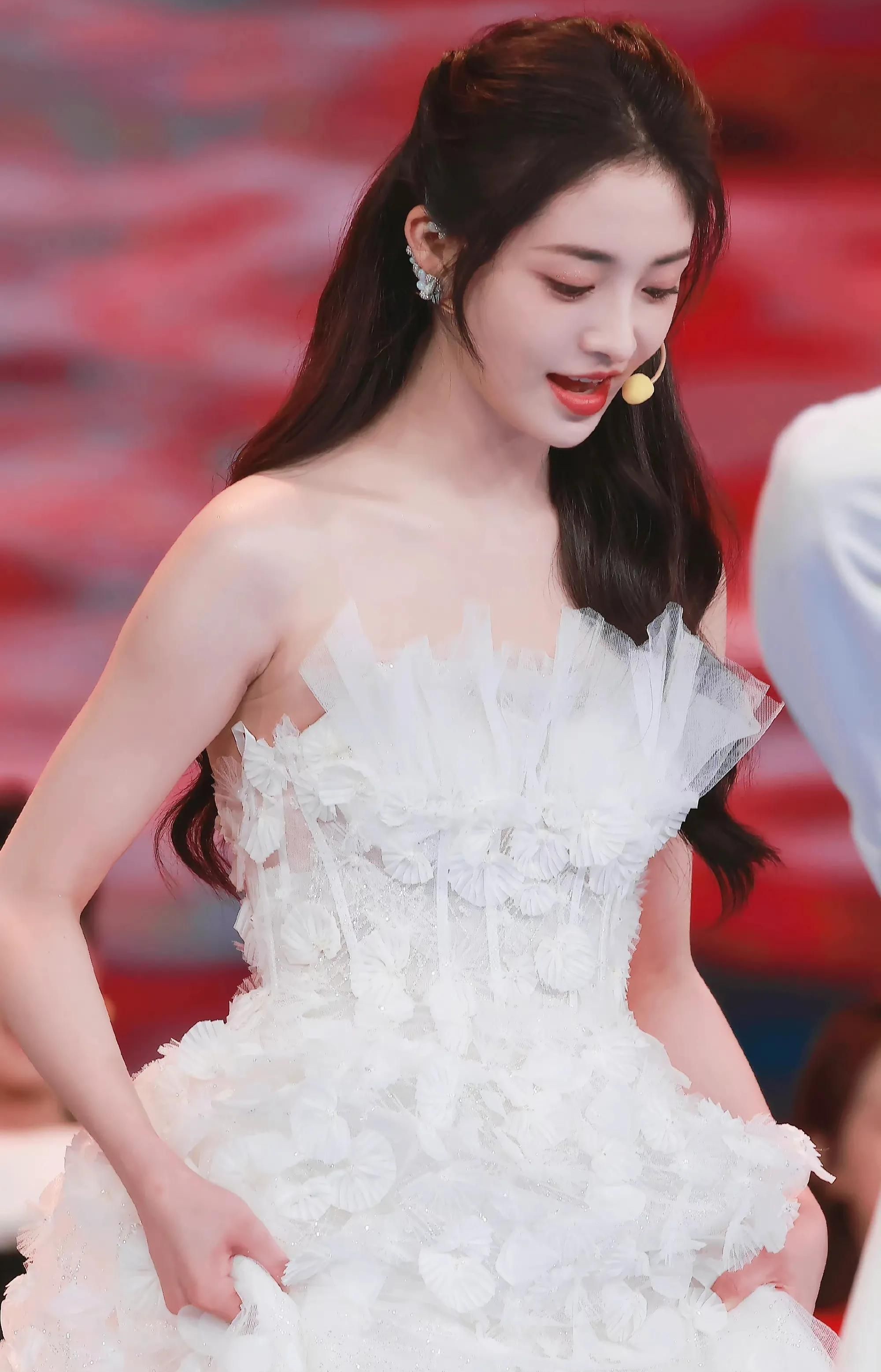 周洁琼穿白色裙子娇艳如花温婉可人