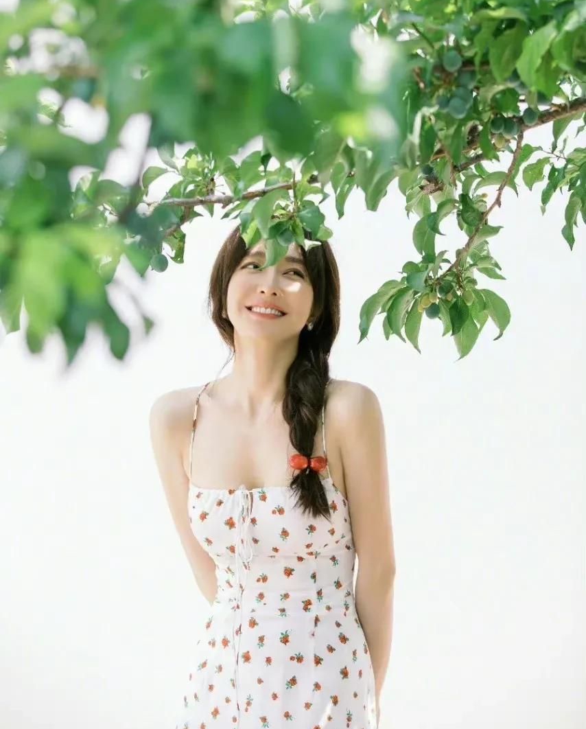 秦岚一袭白色碎花吊带裙搭配麻花辫长相甜美楚楚动人