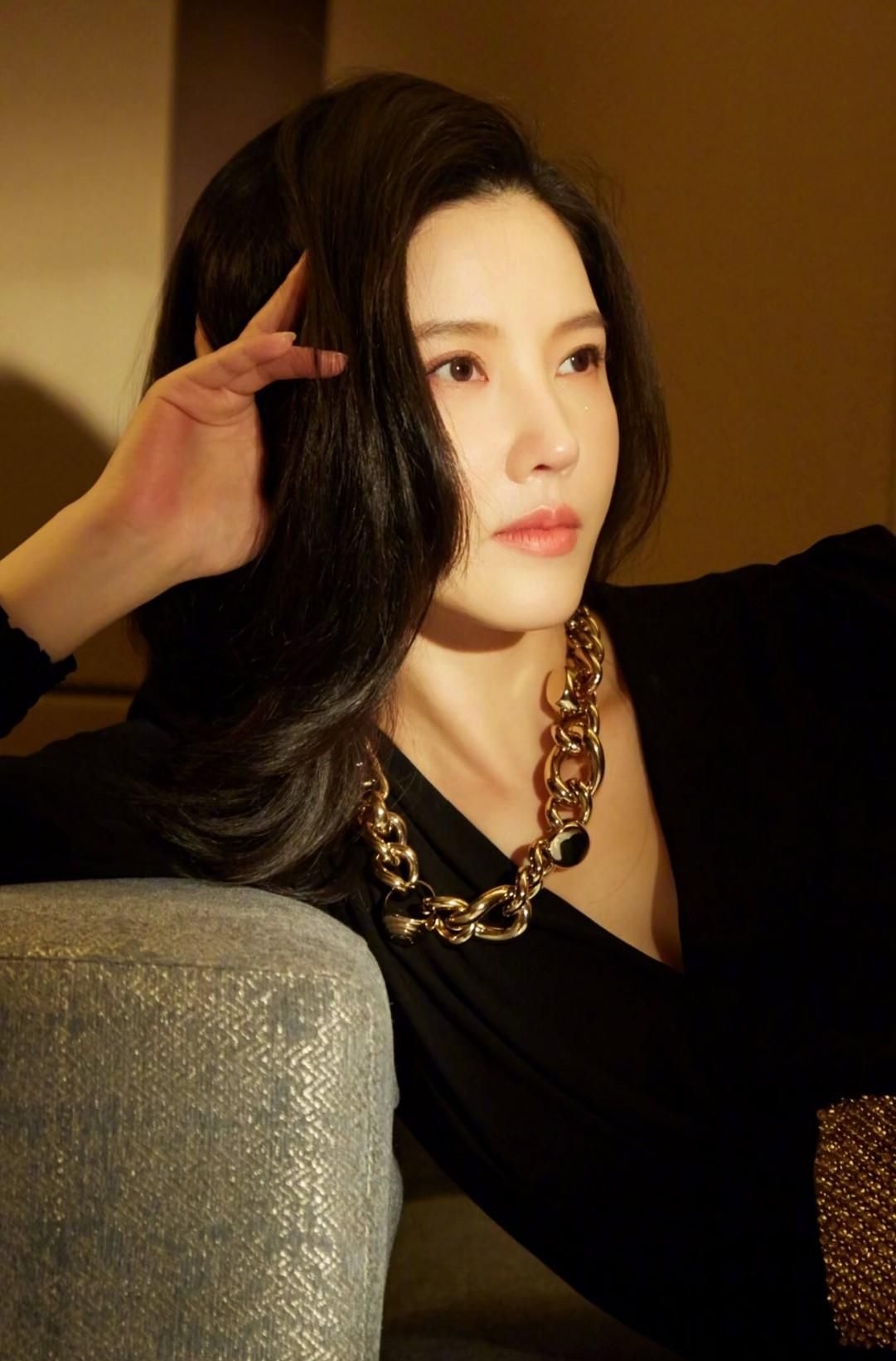 杨子姗高清淡雅时尚写真楚楚动人