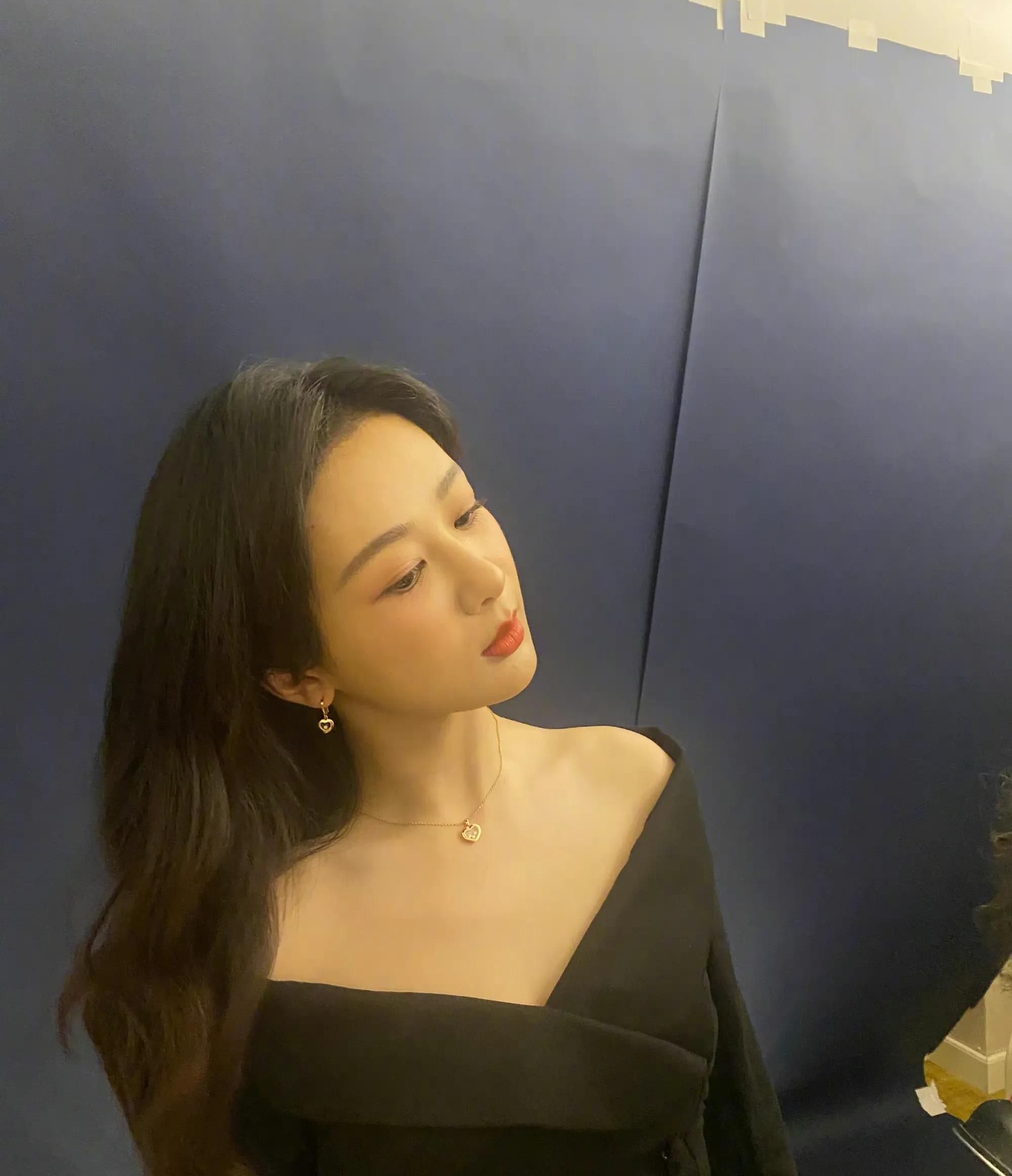 杨紫黑色性感v领套装裙,长卷发迷人,美艳动人!