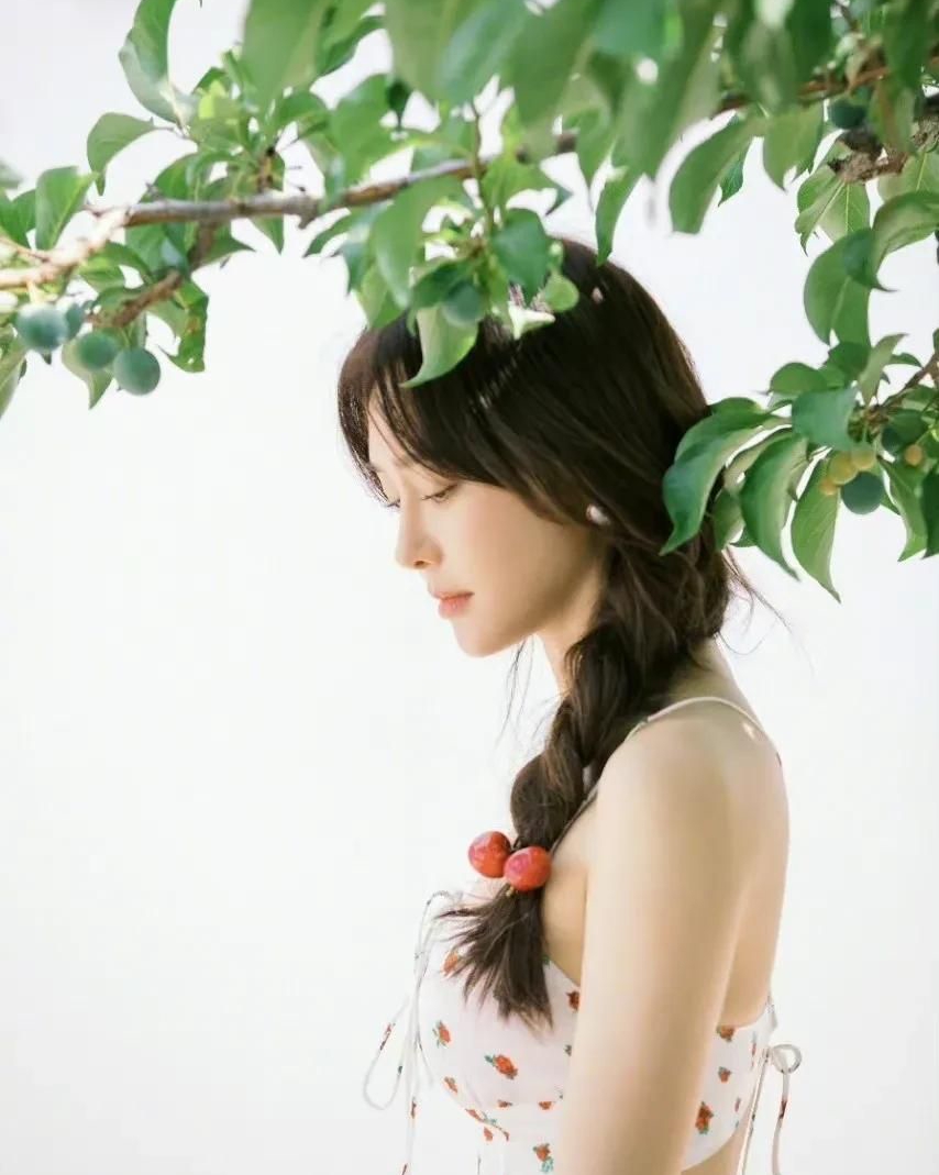 秦岚一袭白色碎花吊带裙搭配麻花辫长相甜美楚楚动人