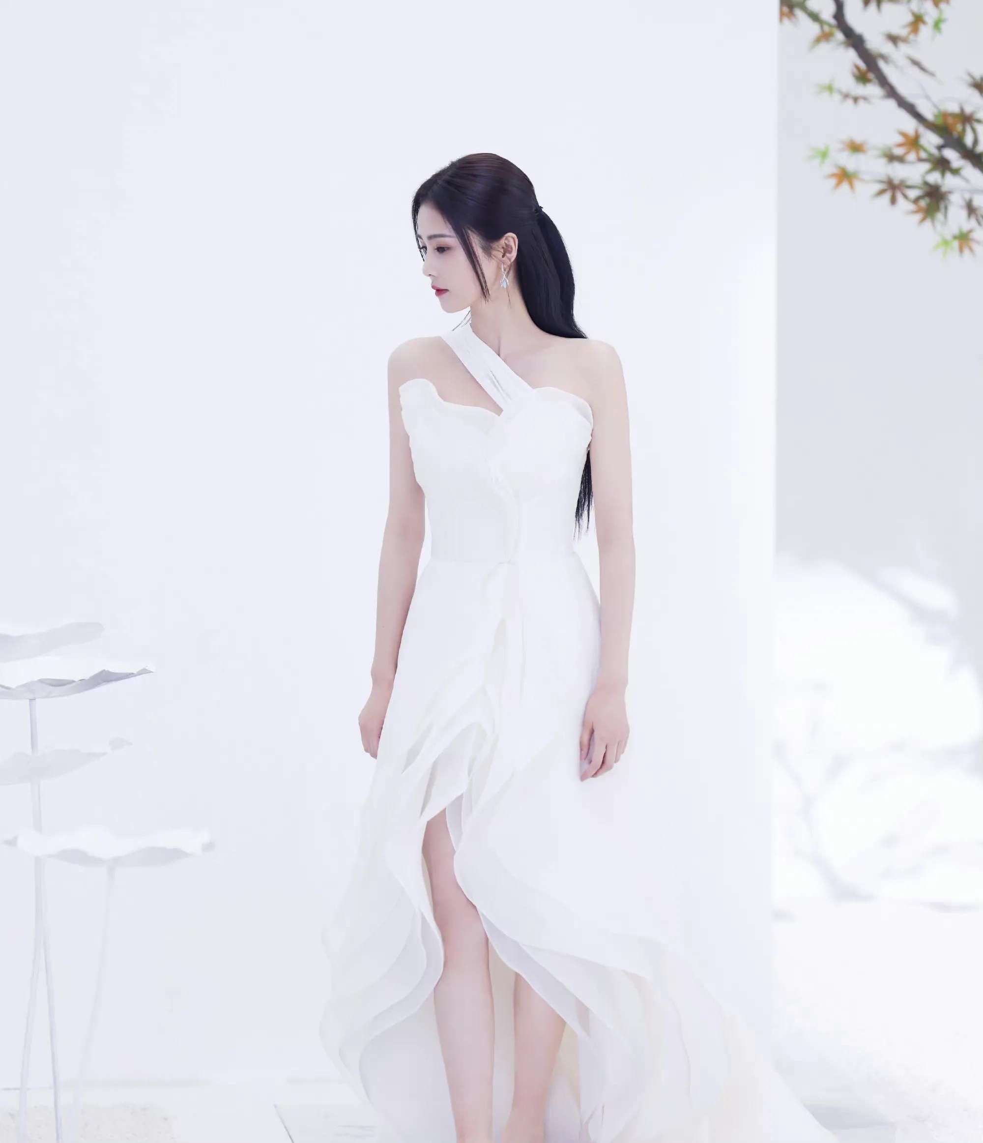 白鹿穿着白色裙子,甜美可爱,青春无限!_高清图集_新浪网