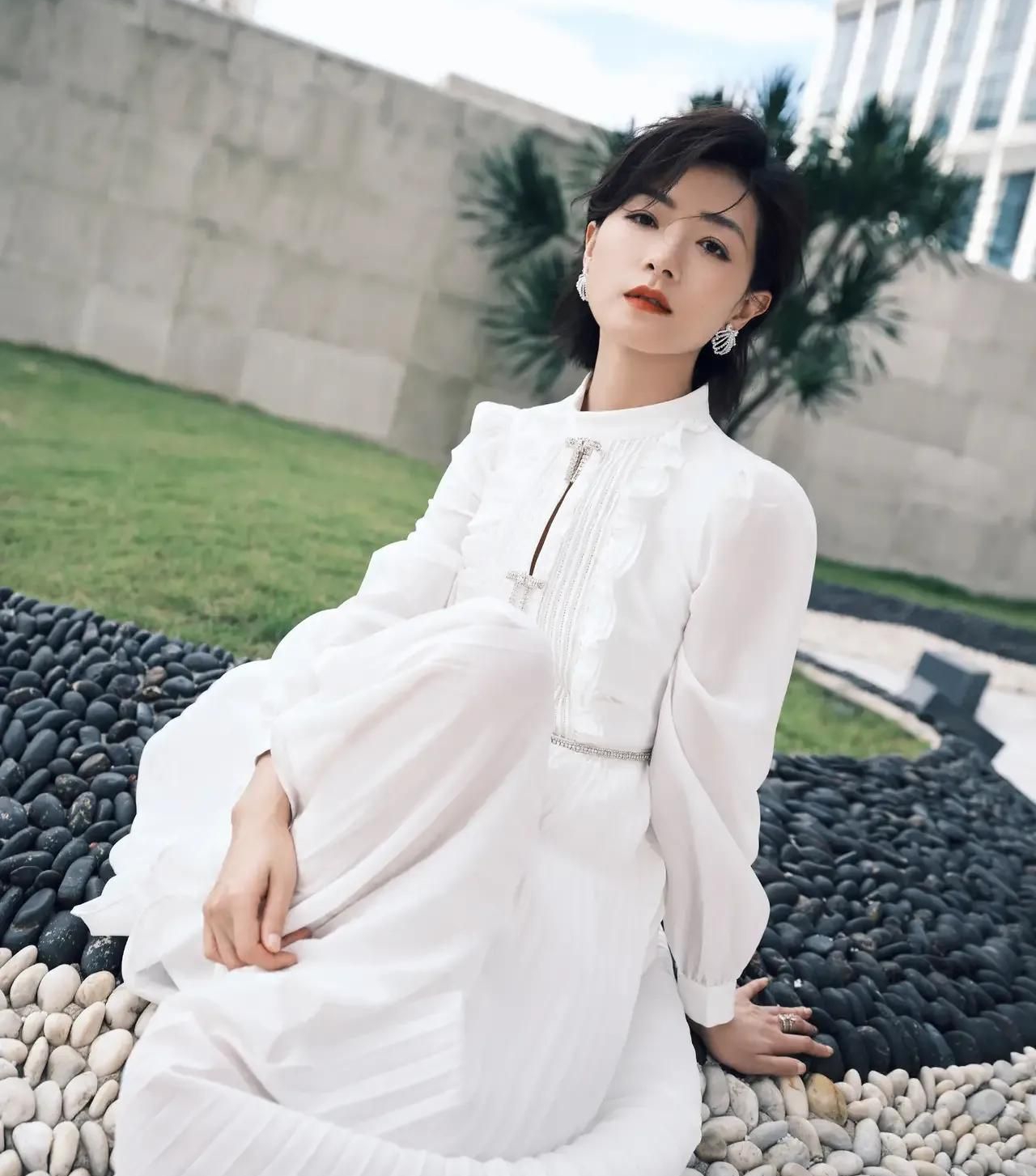 英气十足万茜楚楚动人