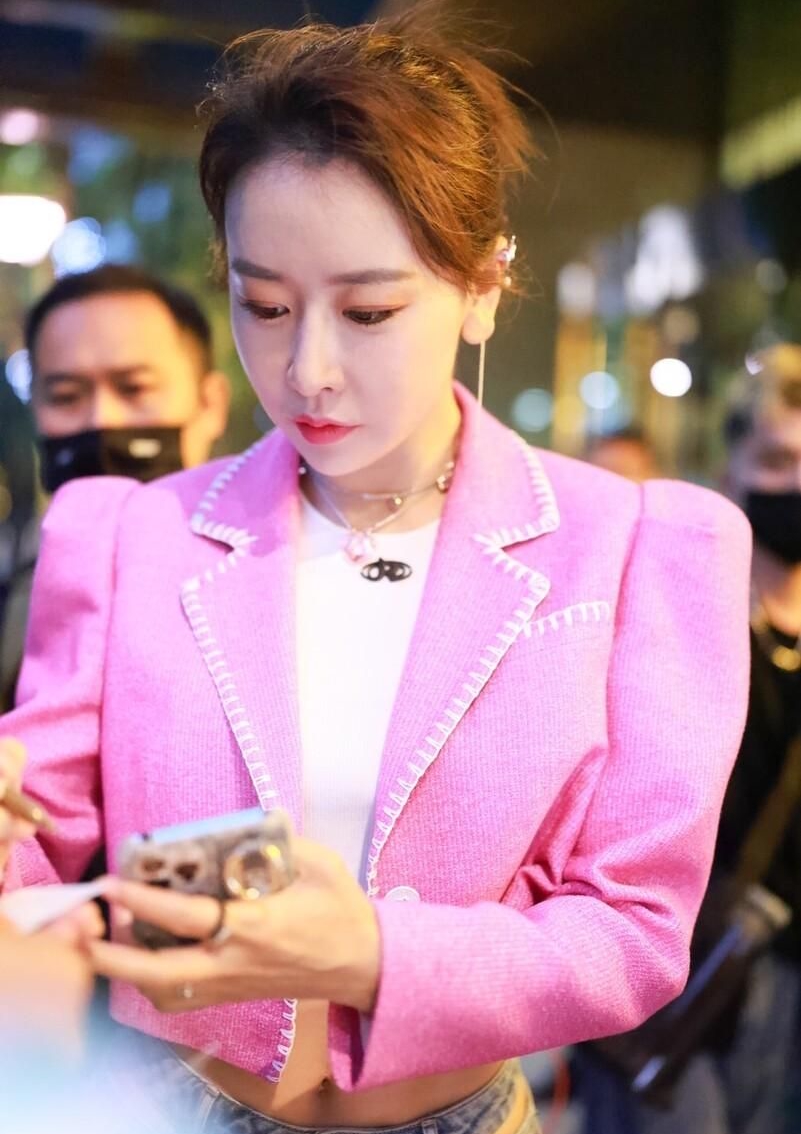 毛俊杰粉色露脐上衣牛仔裤,少女感满满,优雅迷人!__财经头条