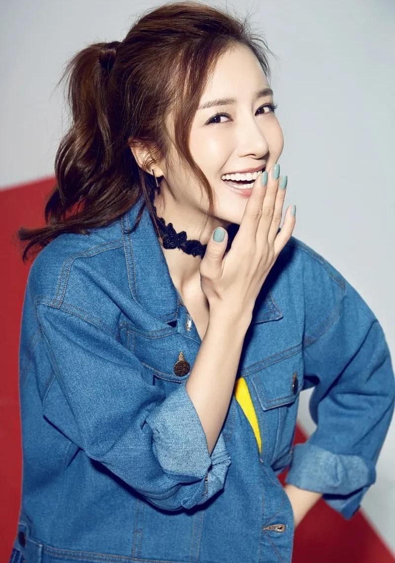 气质女神李晓依,美丽惊艳!__财经头条