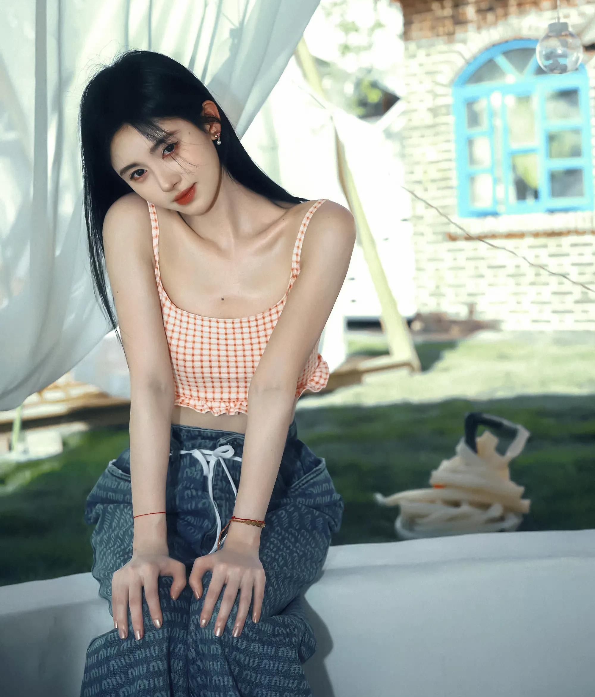 鞠婧祎,穿吊带格子背心,青春靓丽,甜美可爱!_高清图集_新浪网