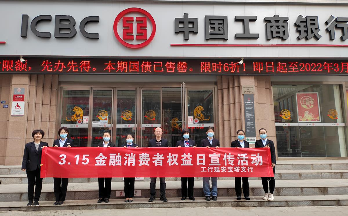 摆放宣传资料,网点大堂经理在大厅内与客户面对面交流,针对银行卡盗刷