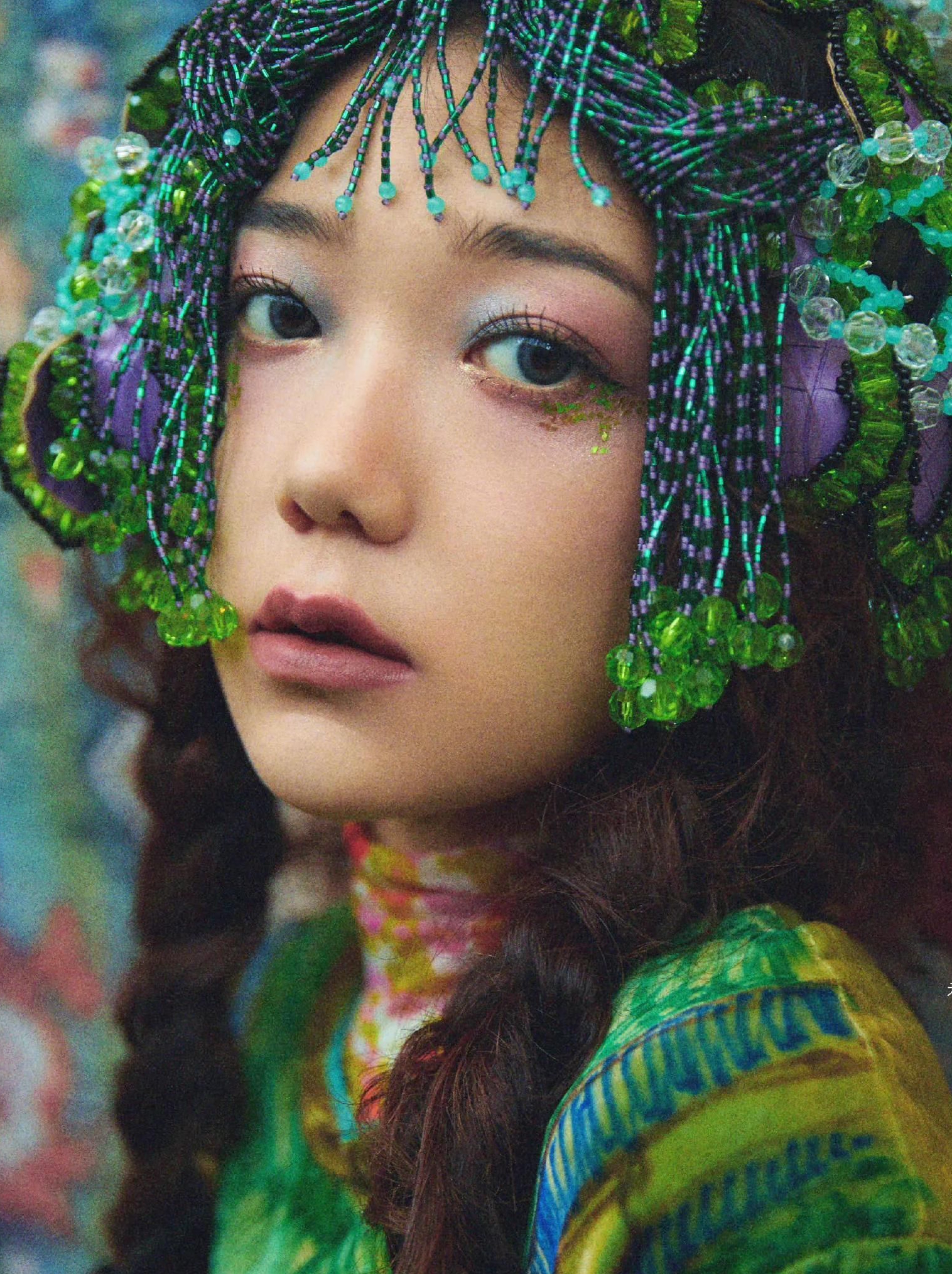 希林娜依高彩色织线童话感写真羊毛卷发型异域风满满