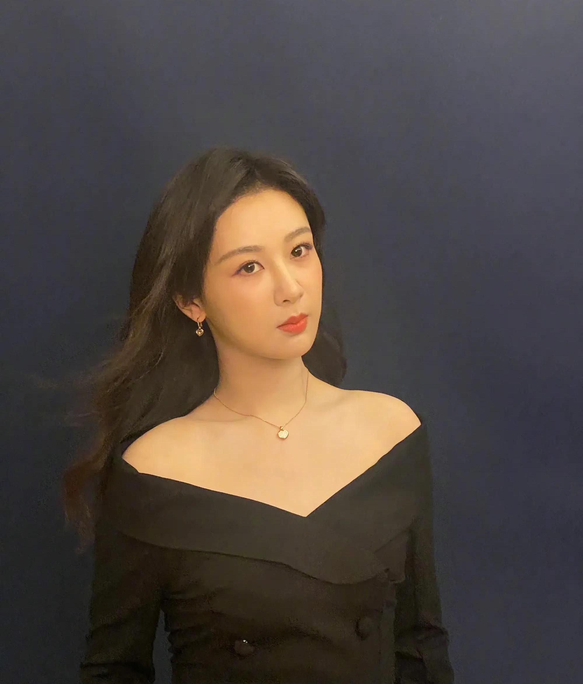 杨紫黑色性感v领套装裙,长卷发迷人,美艳动人!