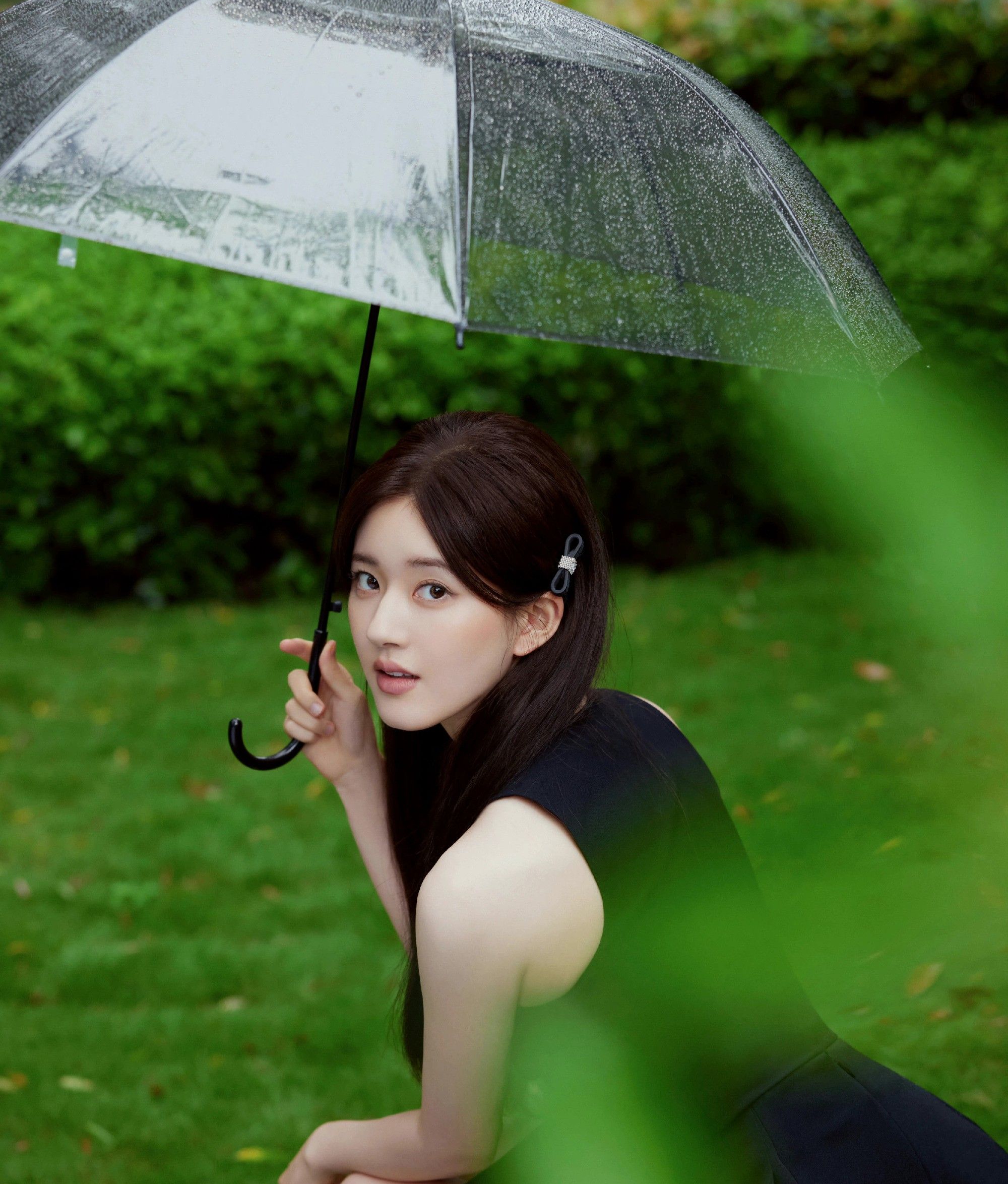 小雨中的赵露思,一边撑着伞,一边拍着照,楚楚动人!_高清图集_新浪网