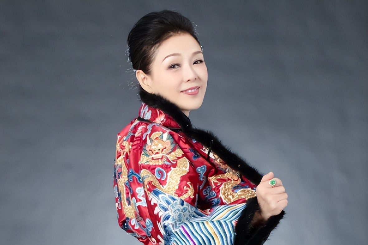 著名媒体人奥萨卓玛亲自祭拜安倍，曾颖的教训一点都没有记住|老婆|感情|牛鬼蛇神|绯闻|墓园_新浪新闻