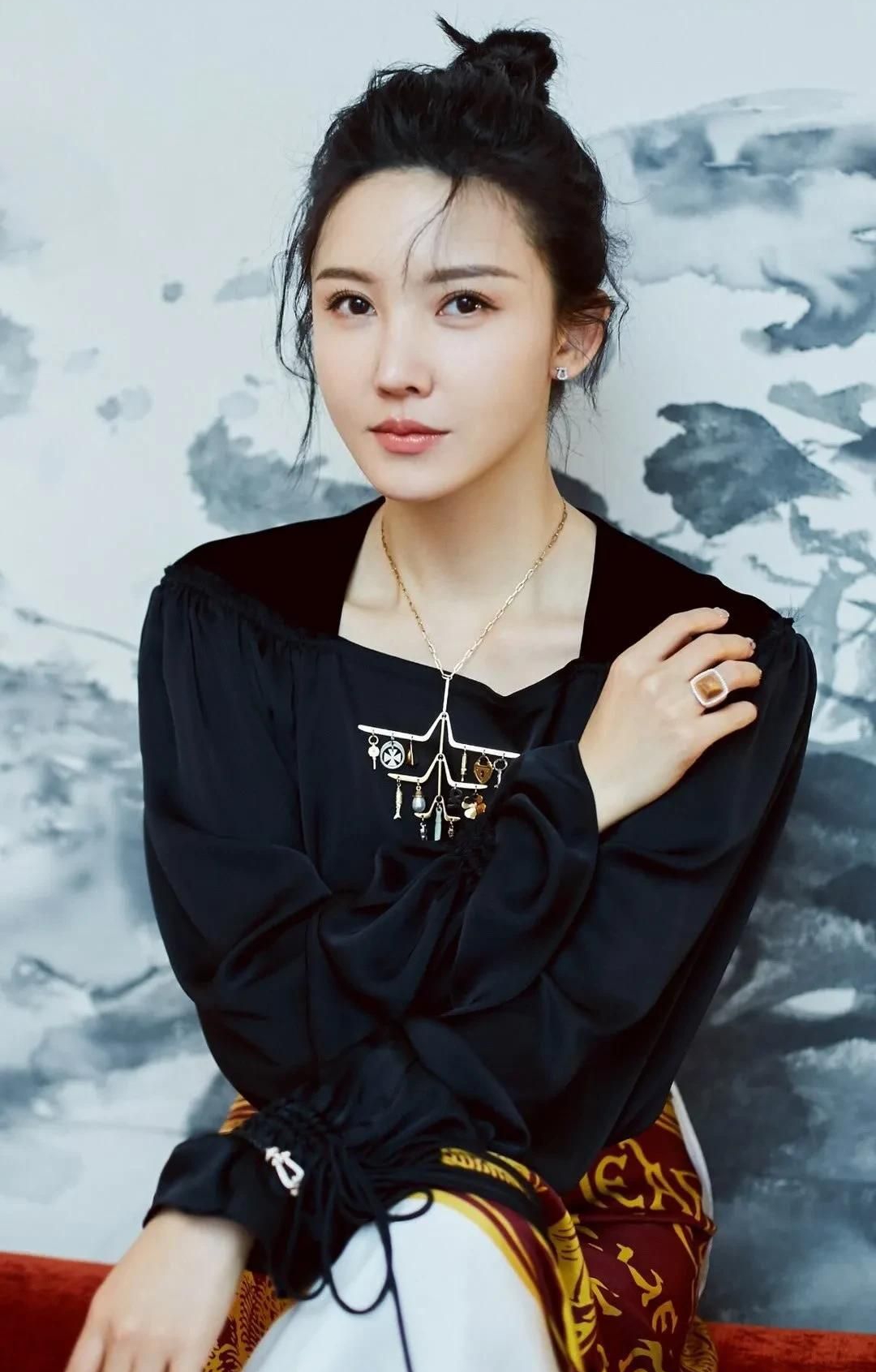 杨子珊端庄优雅温柔写真,美艳动人!__财经头条