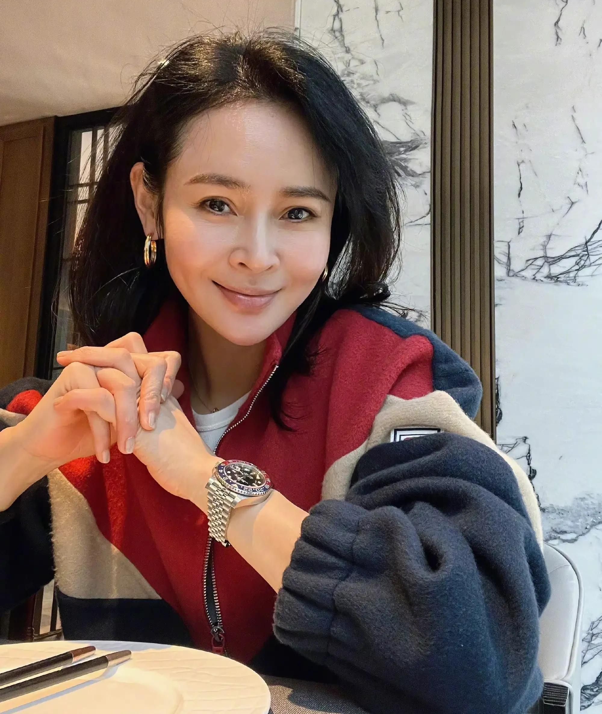 温婉秀雅的于明加,身姿迷人,温柔甜美的写真照!