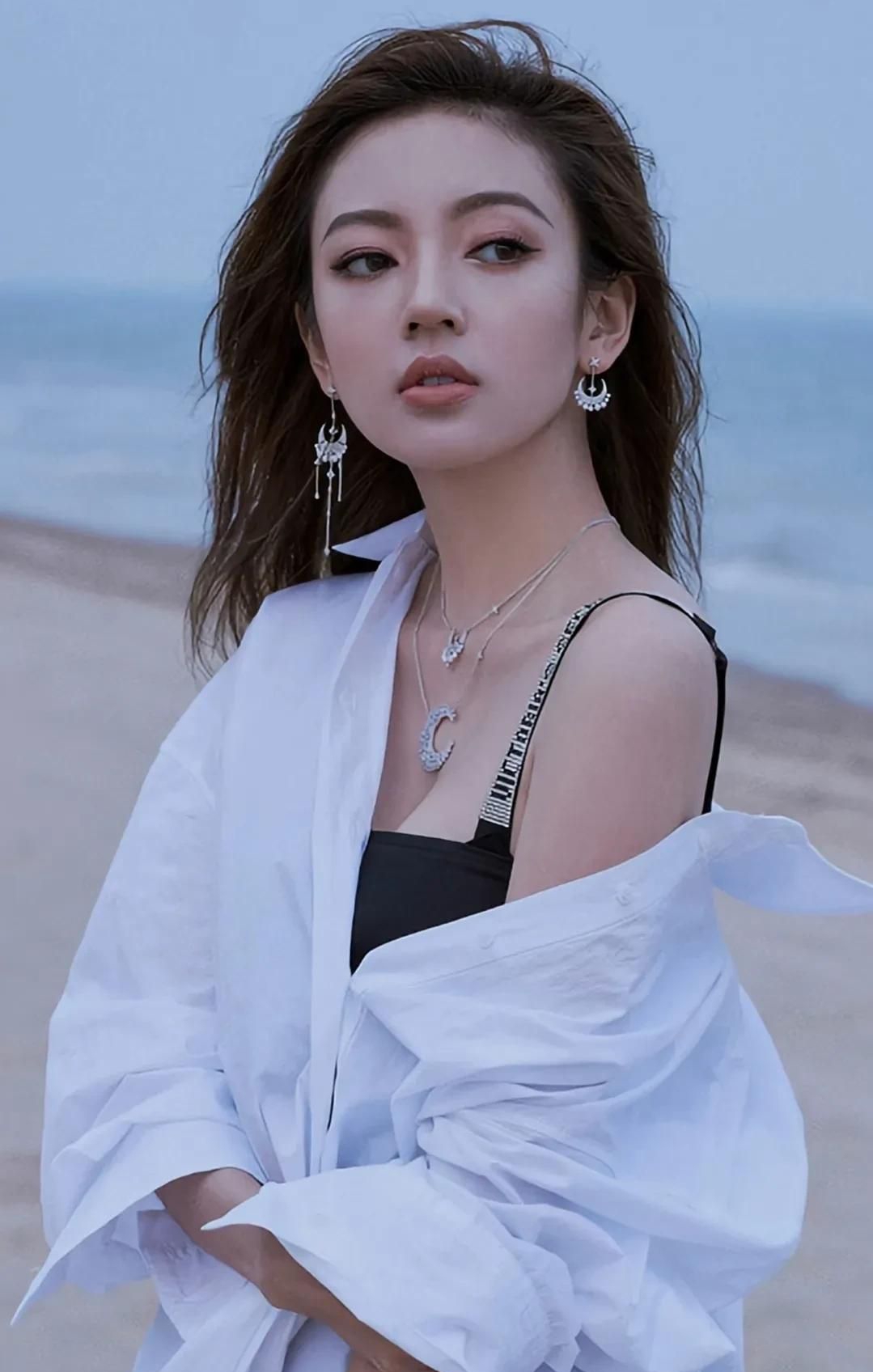 何瑞贤端庄优雅娴静写真,娇俏可人!__财经头条