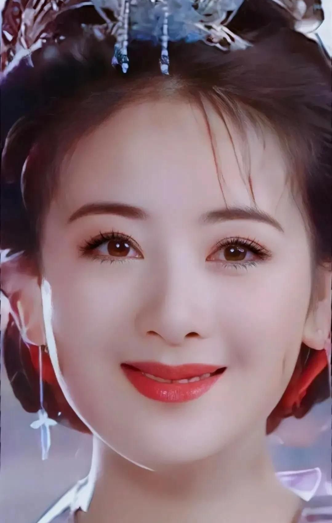 精致优雅的小李琳,楚楚动人,尽显迷人风姿!