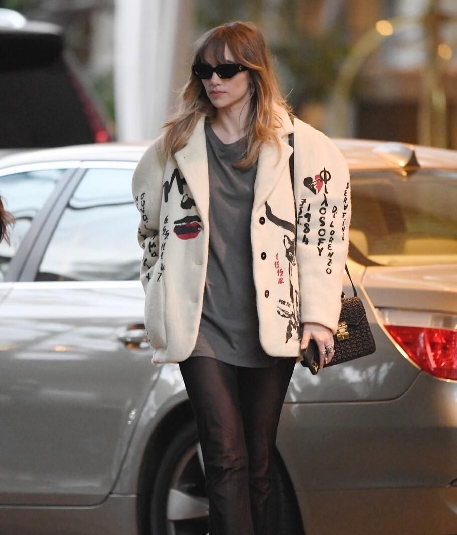 苏琪·沃特豪斯身穿白色字母印花西装,微喇叭牛仔裤,楚楚动人!