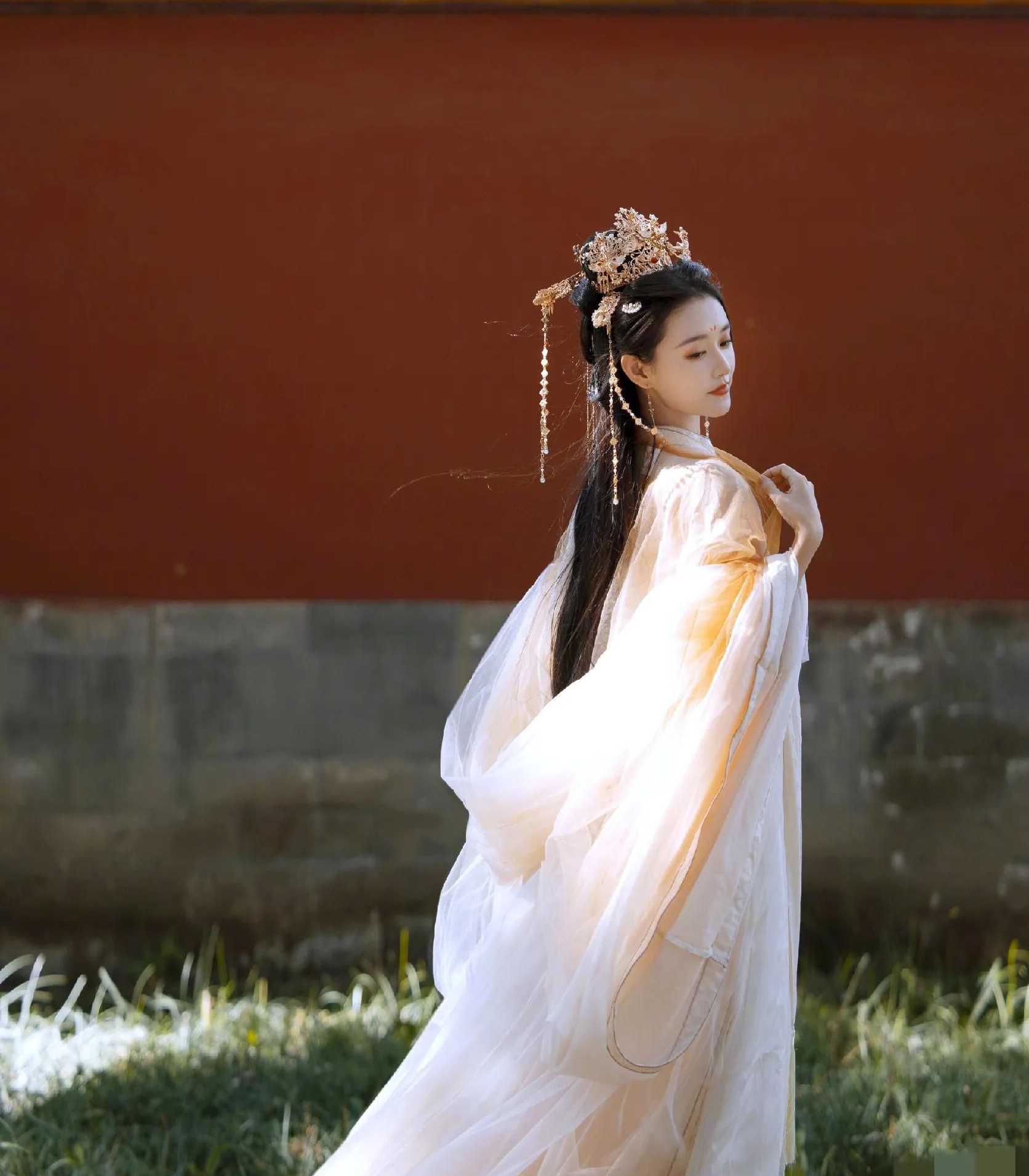 蒋依依古风写真大片,温柔美艳,仙气飘飘!