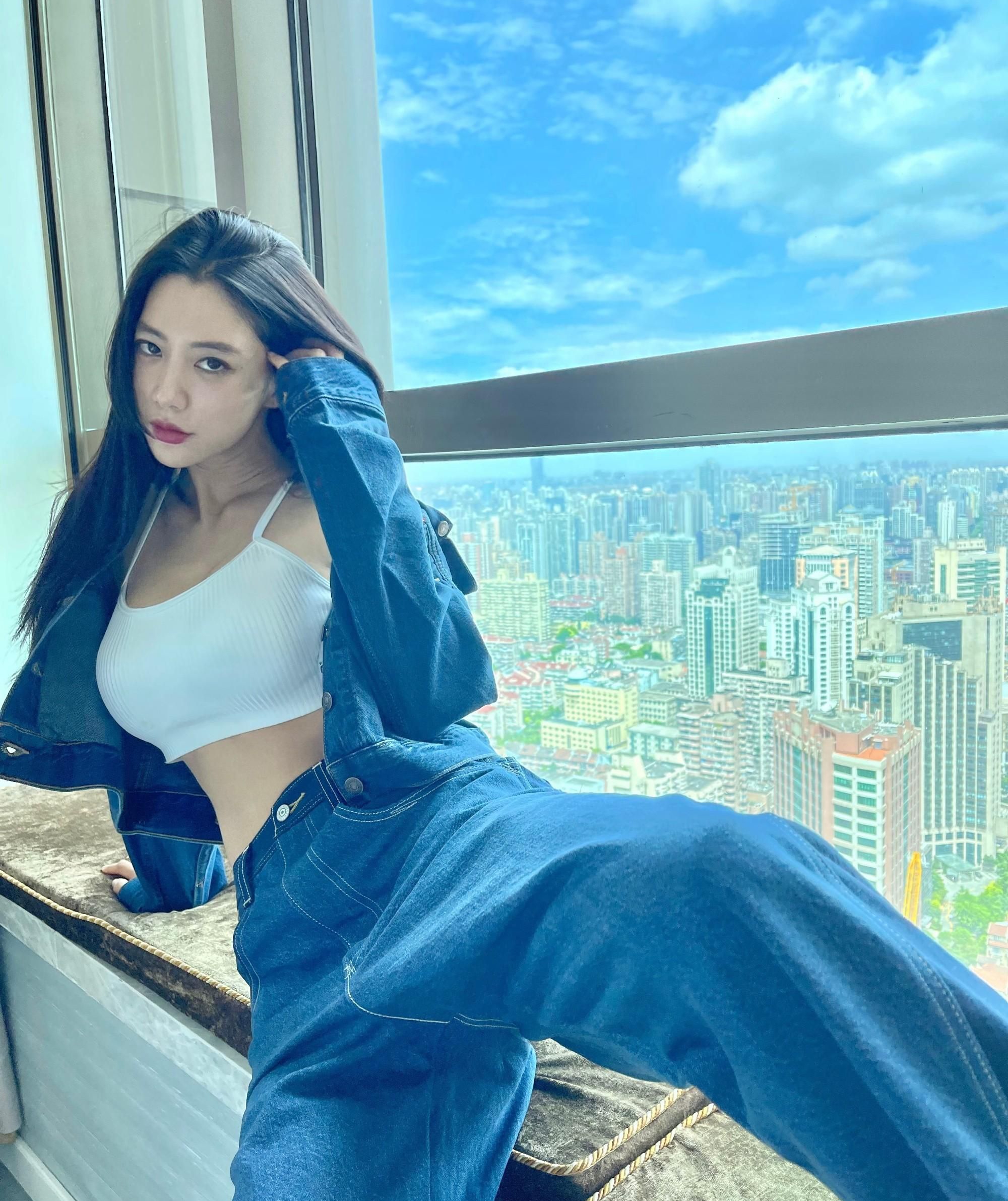 李成敏身材高挑肤白,腿长貌美,时尚俏丽!__财经头条