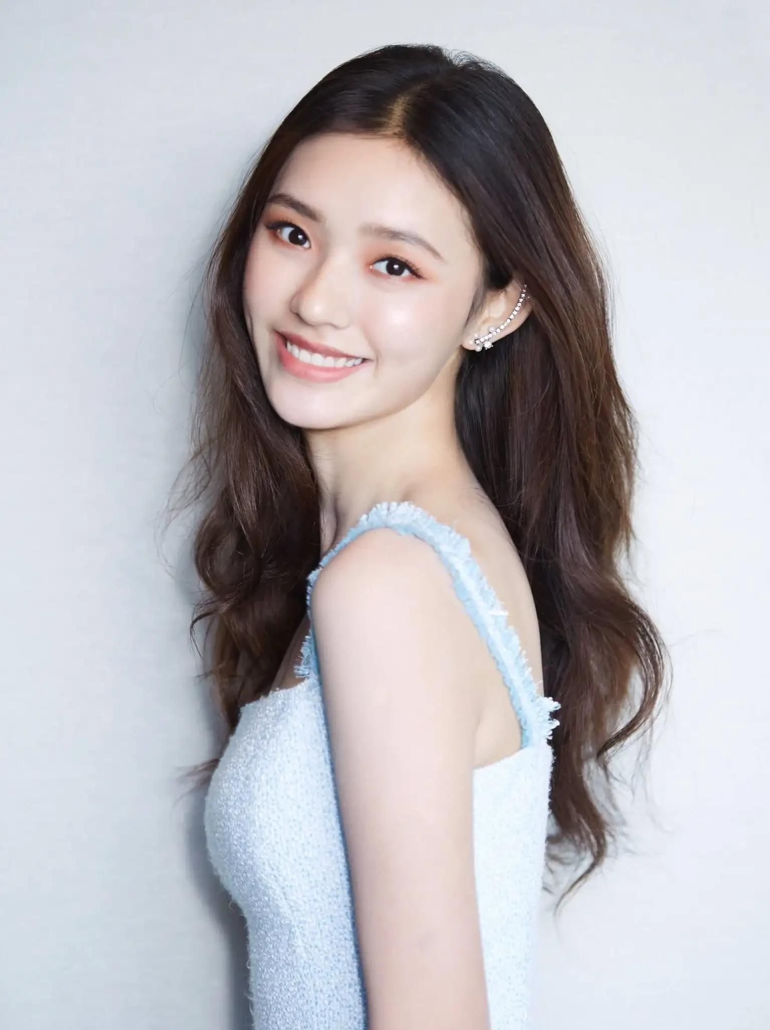 灿烂微笑的星女郎林允甜美可爱青春无限