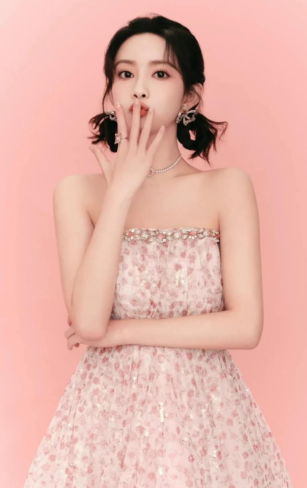 孟子义高清淡雅时尚写真，惊艳迷人！__财经头条