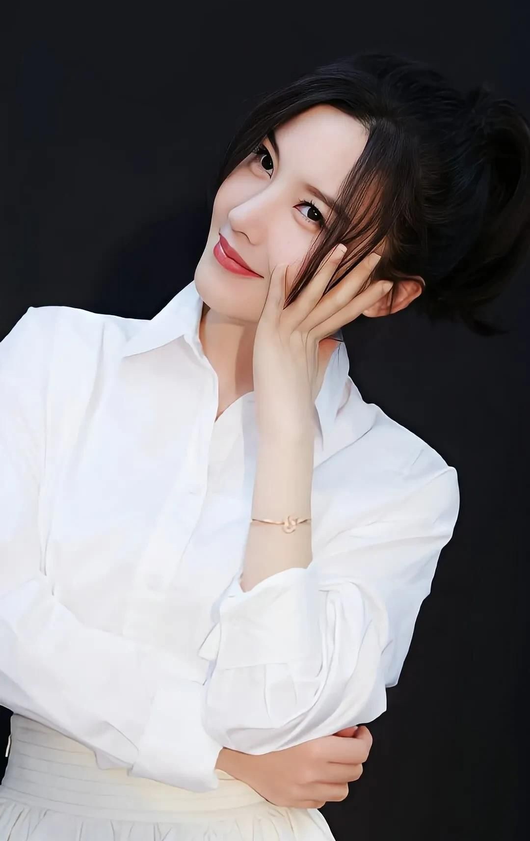 杨子珊端庄优雅温柔写真,时尚俏丽!