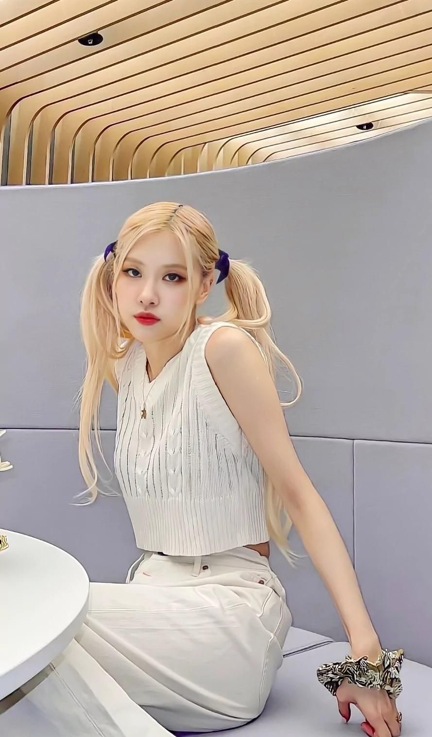 朴彩英婀娜多姿冷艳写真楚楚动人