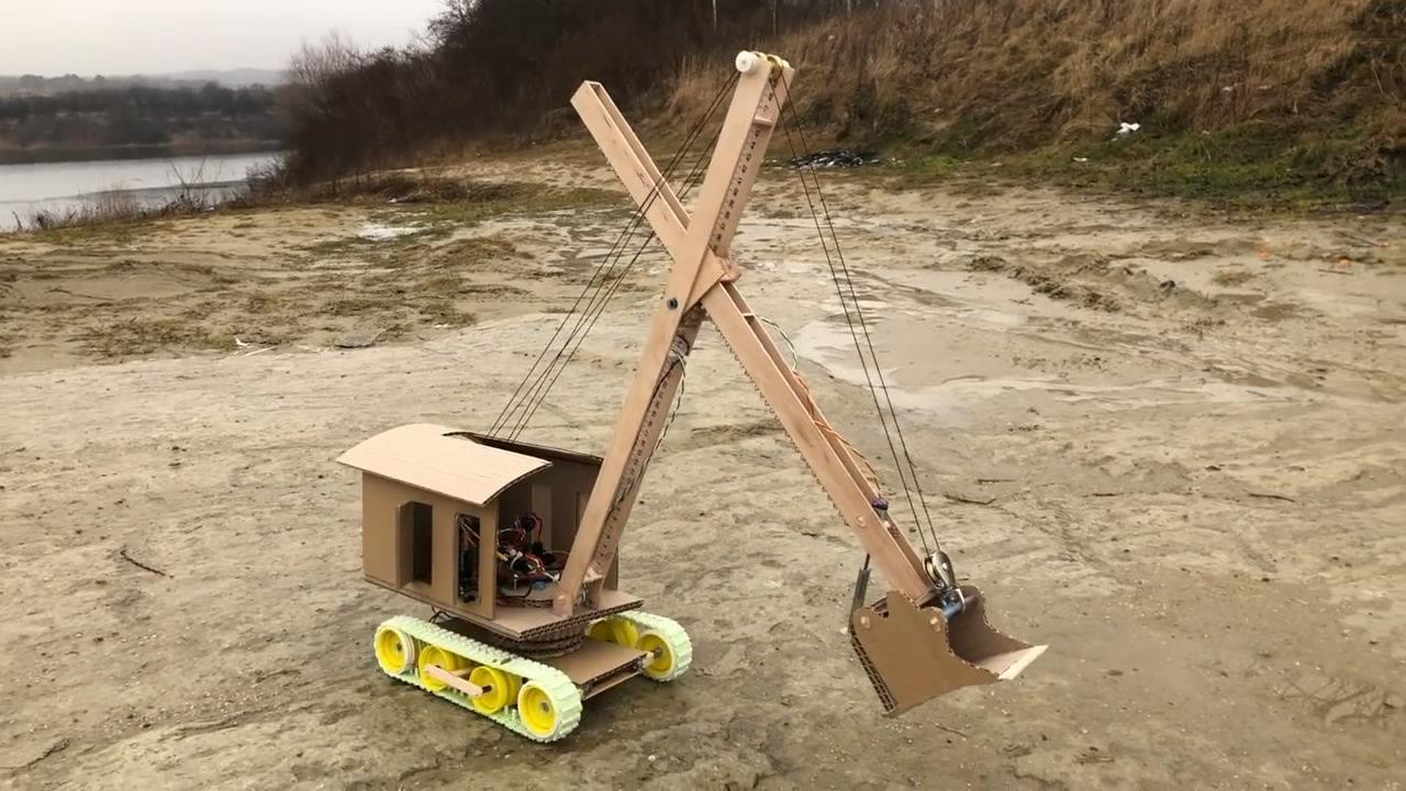 小伙在家无聊,用纸板制作玩具挖掘机,非常有创意!