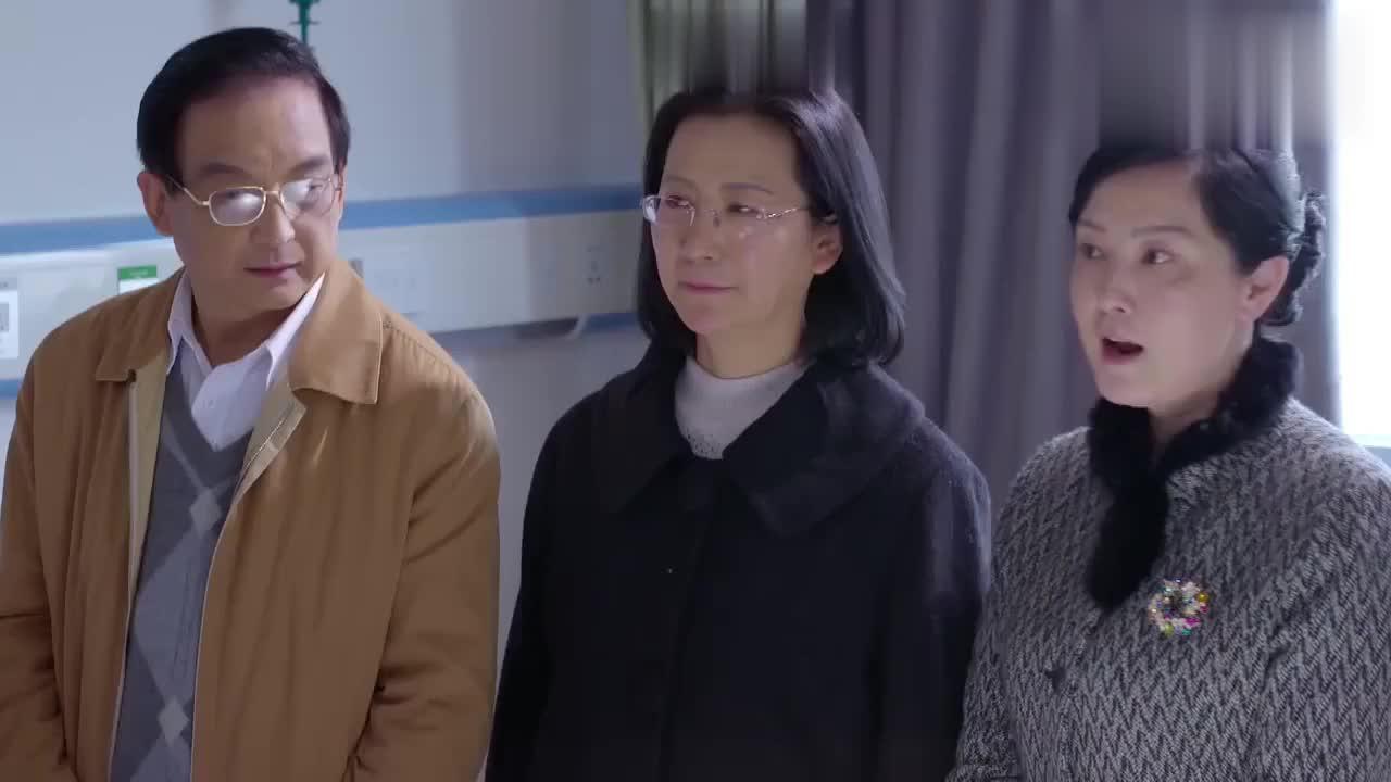 明明是杉杉大伯母偷了水晶杯,她还装傻充愣,真可恶