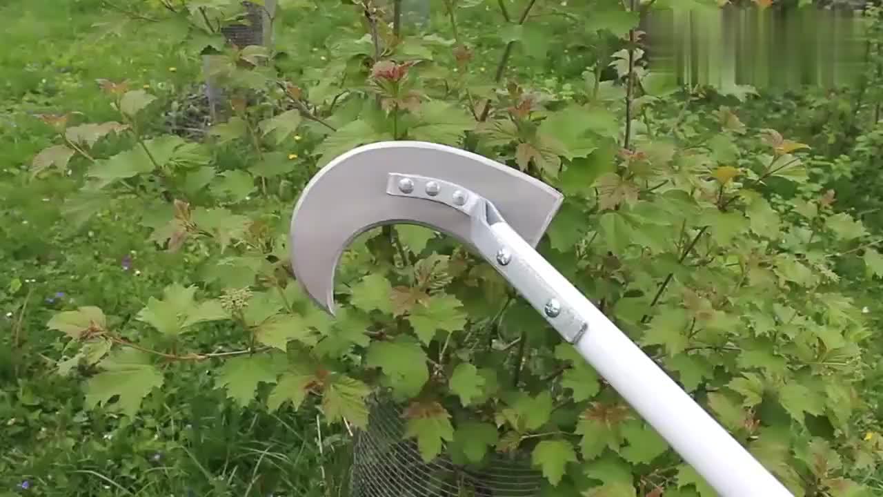 农村牛人制作的新型锄头,除草松地效率很高,太实用了!