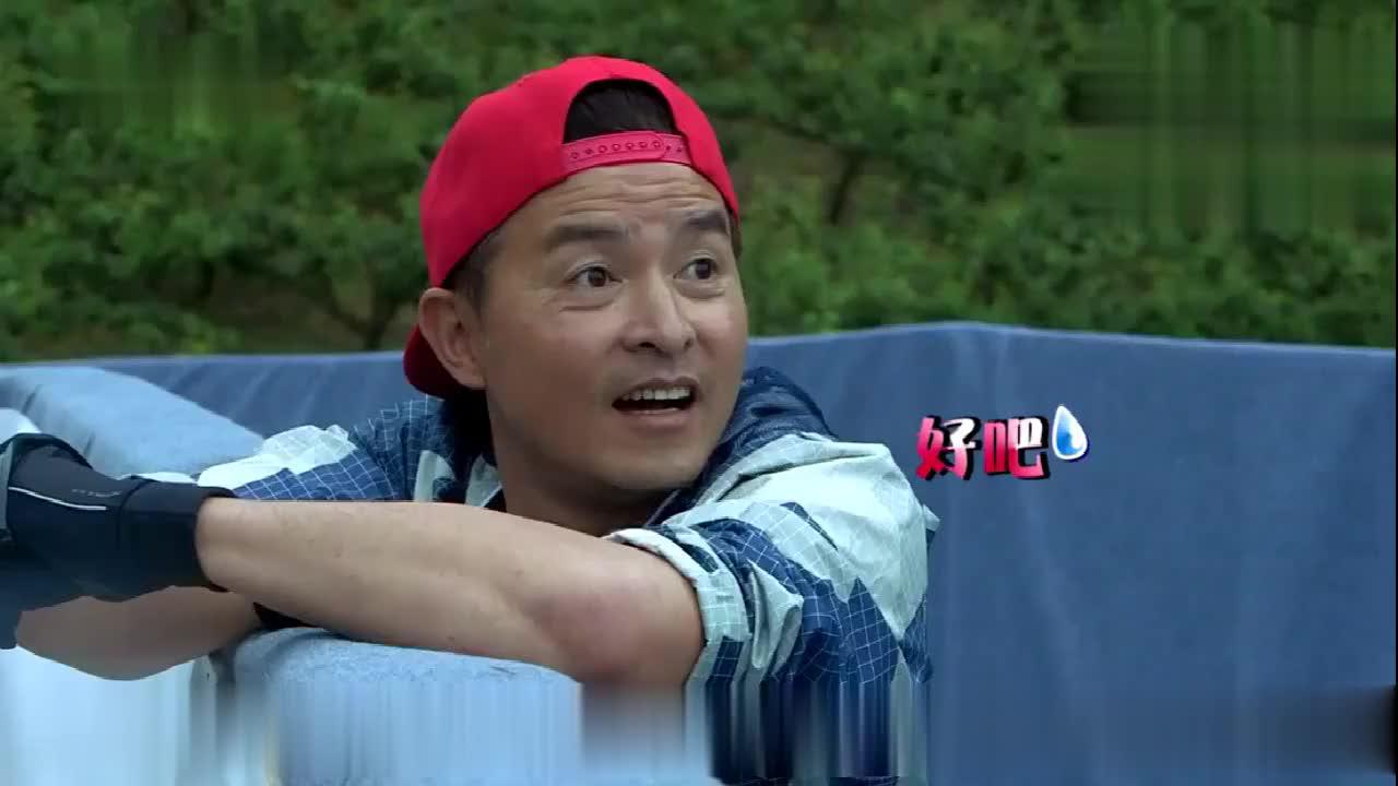 戚薇阻挡郭京飞,不料郭京飞竟直接抱住戚薇,老婆还在旁边呢!