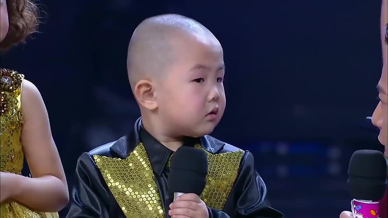 可爱萌娃张峻豪登快本萌萌哒的可爱样子让人欢喜骗我生孩子