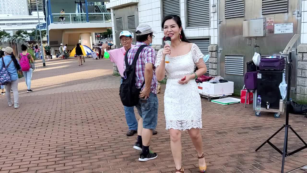 街头艺人小红献唱粤语歌曲《平湖秋月》经典好听