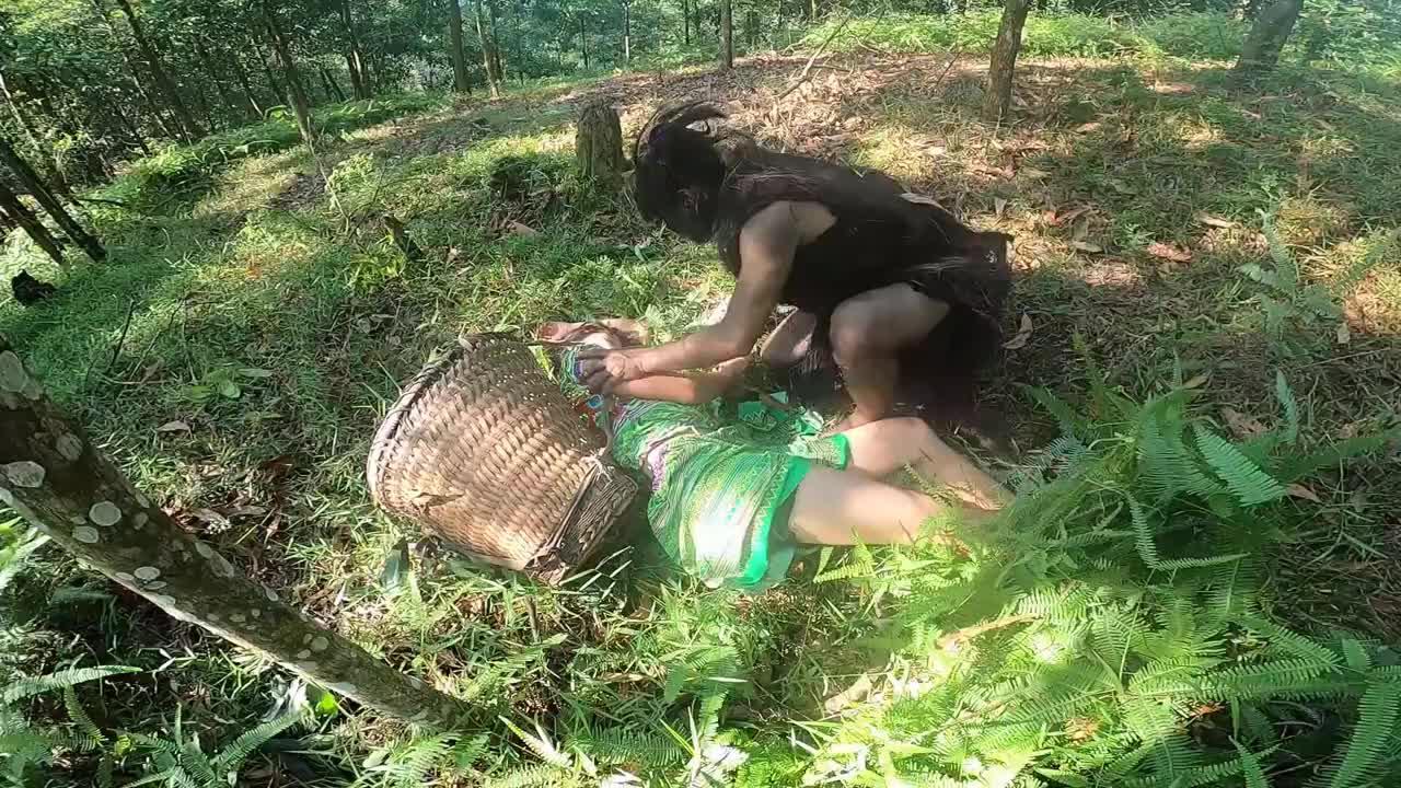 美女被野人绊倒吓晕,野人弃美女不顾,自个跑了!