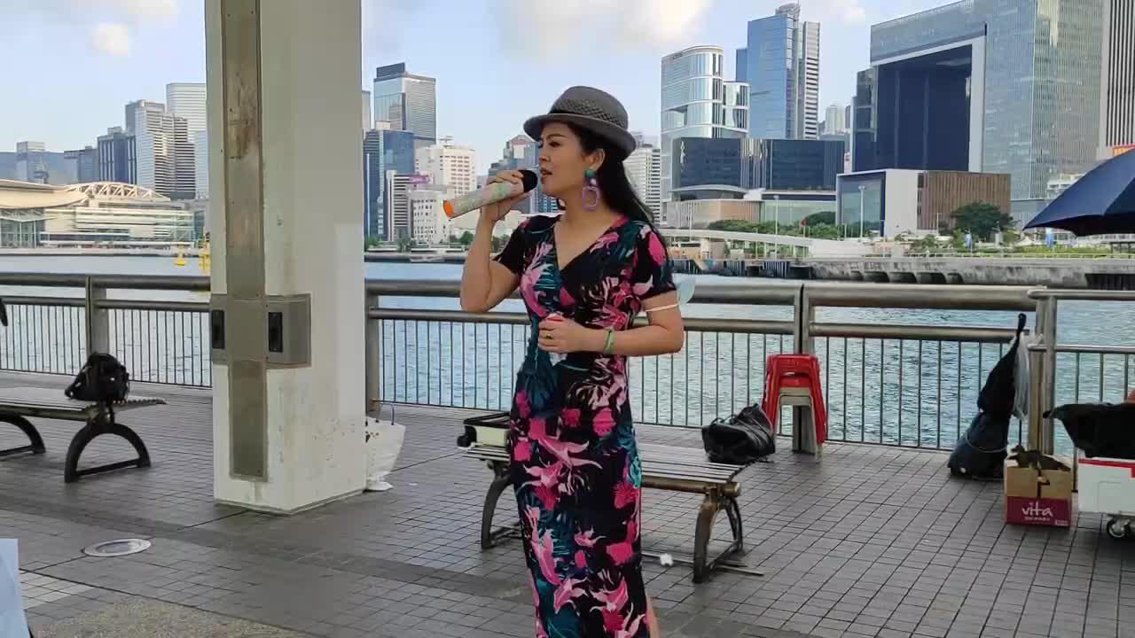 街头艺人小红献唱粤语老歌《旧梦不须记》经典好听