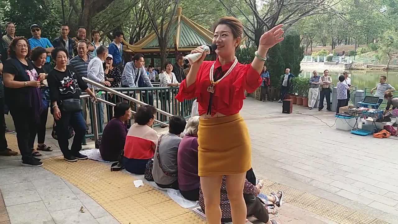 街头艺人芯仪演唱一首《粉红色的回忆》歌声甜美好听