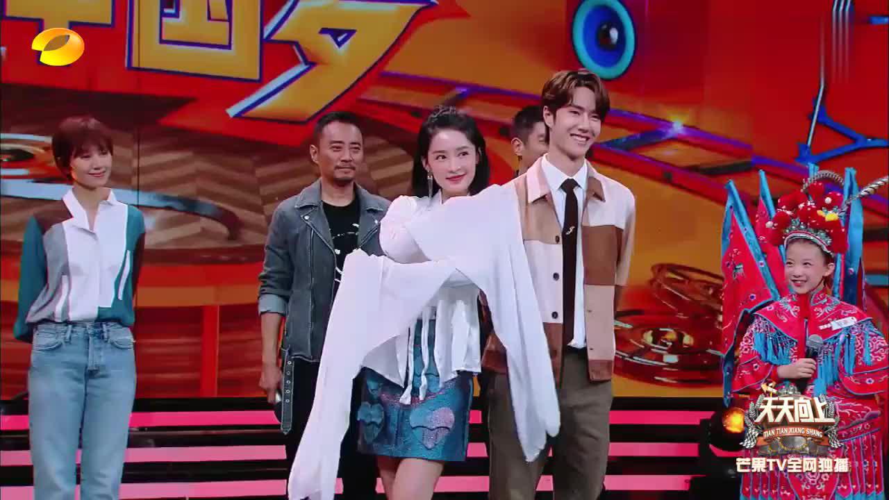 天天向上:李沁现场秀水袖舞与王一博互动,好美!