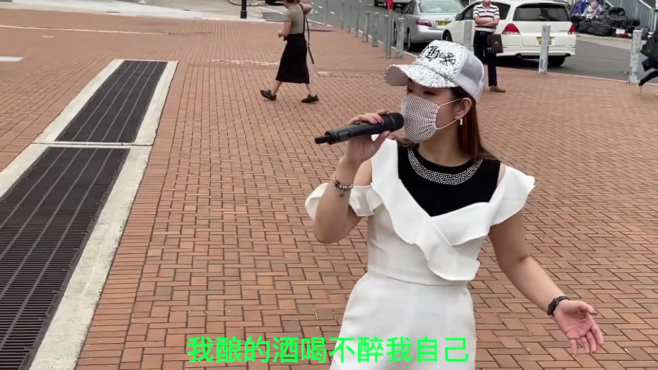 女歌手芯妮街头献唱一首《可可拓海的牧羊人》动感好听极了