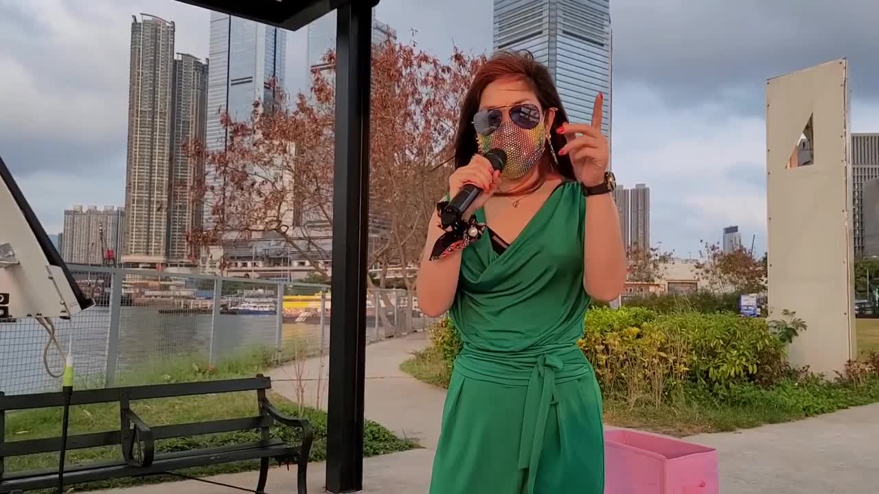 女歌手芯妮演唱《小芳 醒不来的梦》经典好听