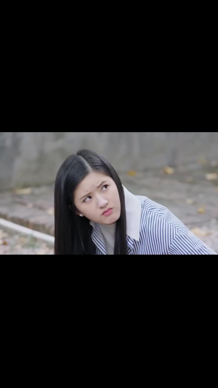 贝耳朵摔倒出糗了,叶抒微闭上眼睛当没看见