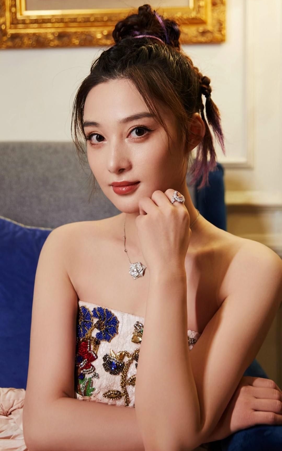 孙嘉璐高清俏丽美照,楚楚动人!__财经头条