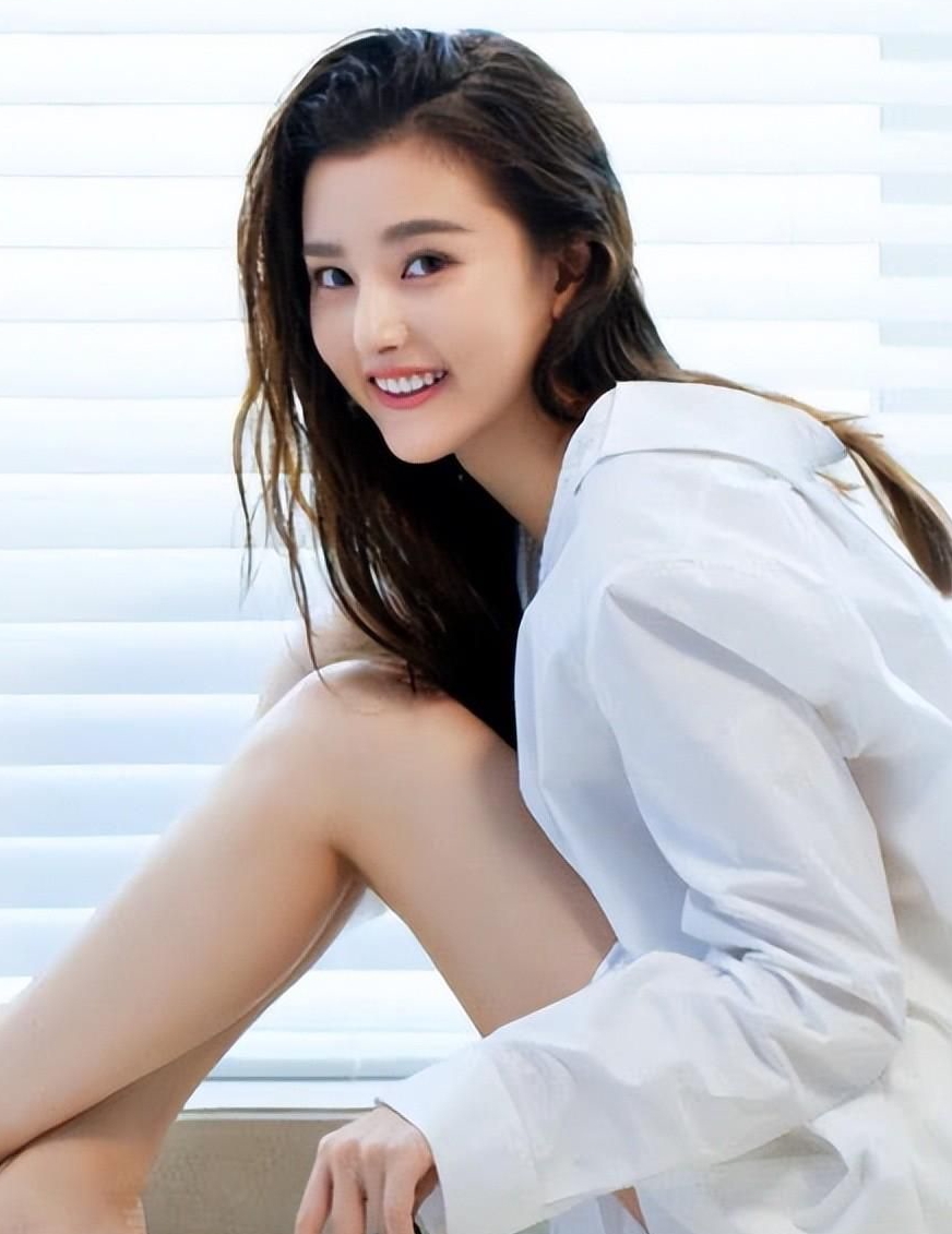 蒋依依穿着美艳尽显成熟气息灵动优雅美艳动人